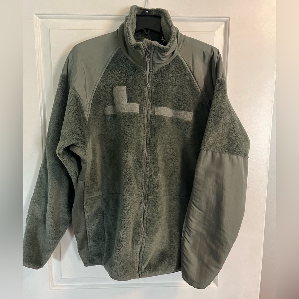 Army issued ECWCS GEN III L3 Cold Weather green fleece jacket. Size Large